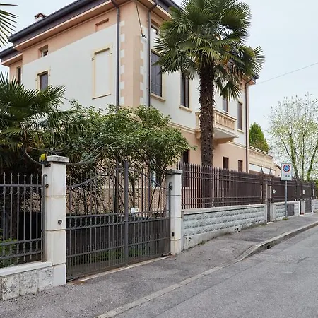 Juliet House Pensión Verona